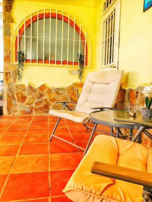 Tropical Oasis Retreat: Hot Tub, Garden, And Proximity Mogan