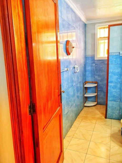 Tropical Oasis Retreat: Hot Tub, Garden, And Proximity
