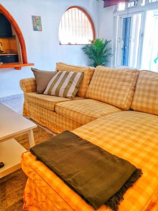 Tropical Oasis Retreat: Hot Tub, Garden, And Proximity *